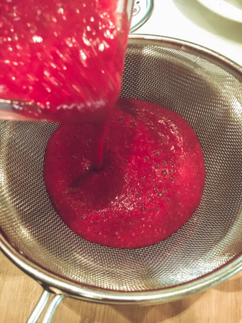 Himbeeren durch ein Sieb passieren