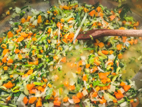 Gemüse anschwitzen und mit Wein ablöschen