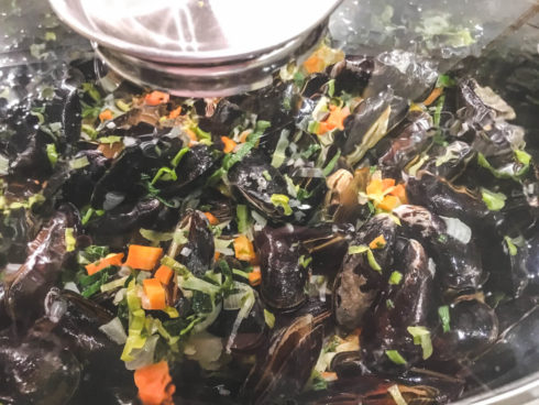 bei mittlerer Hitze ziehen lassen