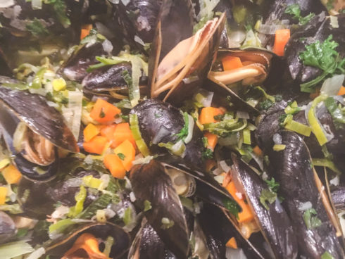 bei mittlerer Hitze ziehen lassen