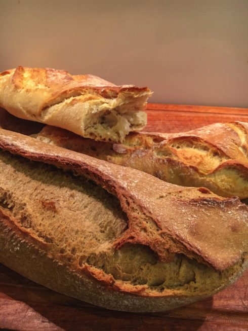 Frisches Brot passt perfekt zu Zutaten für Muscheln in Tomatensauce