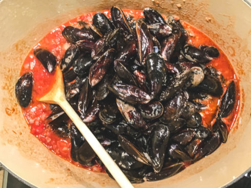 Frische Muscheln dazugeben