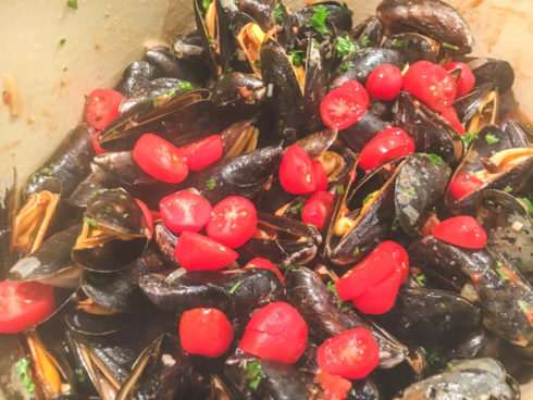 Kirschtomaten geben noch einmal Frische und Farbe