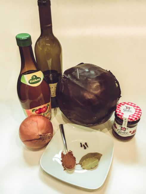 Zutaten für selbstgemachten Rotkohl