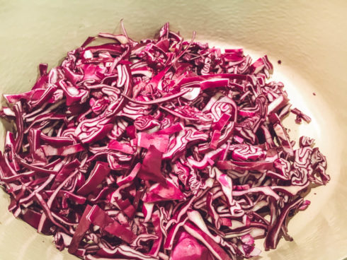 geschnittener Rotkohl im Bräter