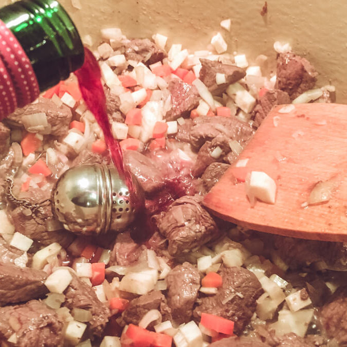 Wildragout/ Hirsch-Gulasch mit weihnachtlichen Gewürzen