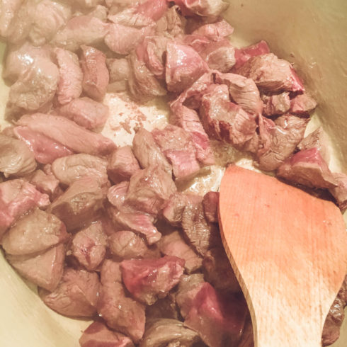 Hirsch-Gulasch anbraten