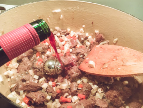 ordentlich mit Rotwein ablöschen