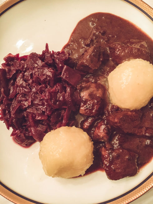 fertiges Wildragout/ Hirsch-Gulasch mit weihnachtlichen Gewürzen mit Kartoffelklößen und Rotkohl