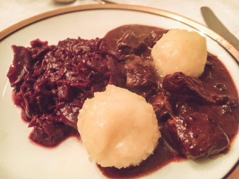 fertiges Wildragout/ Hirsch-Gulasch mit weihnachtlichen Gewürzen mit Kartoffelklößen und Rotkohl