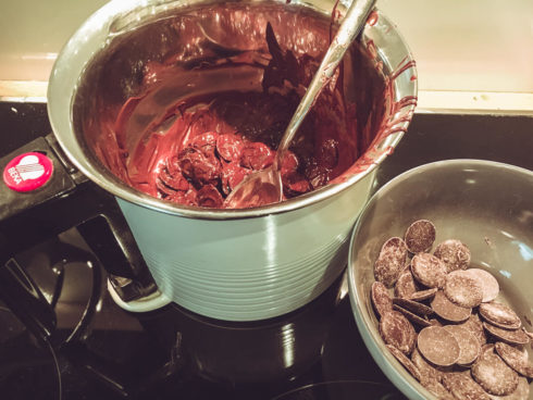 Kuvertüre im Wasserbad (Simmertopf) schmelzen