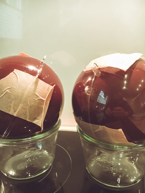 Acrylkugeln mit Schokolade füllen, schließen und sichern