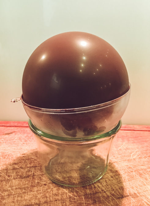 fertiger Schokoball in der Acrylform, die Hälfte ist schon befreit