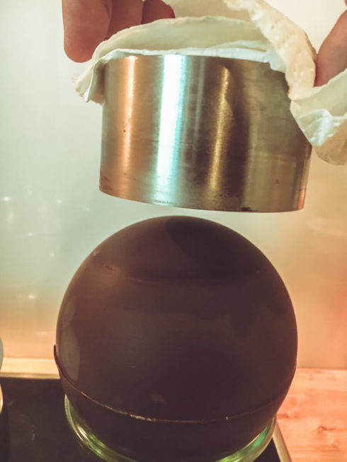 mit einem heißen Servierring ein Loch in die Kugel schneiden