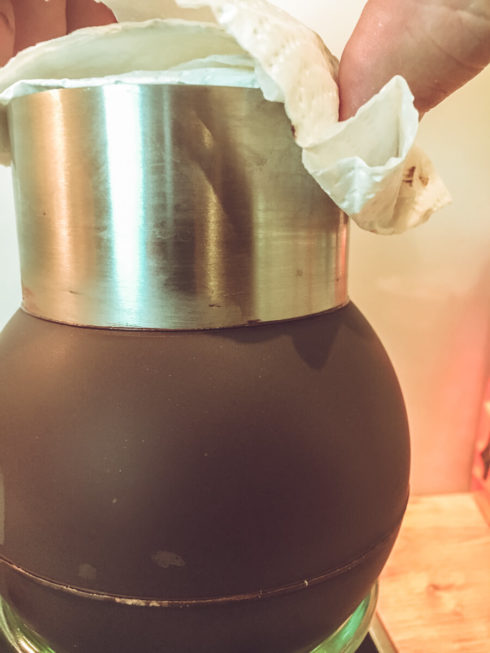 mit einem heißen Servierring ein Loch in die Kugel schneiden