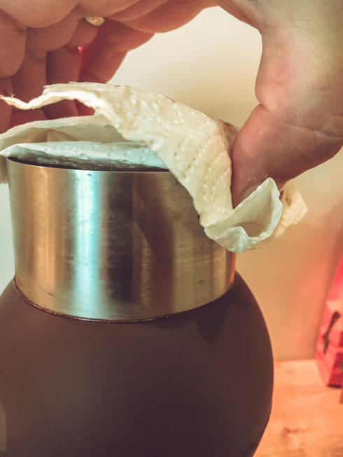 mit einem heißen Servierring ein Loch in die Kugel schneiden