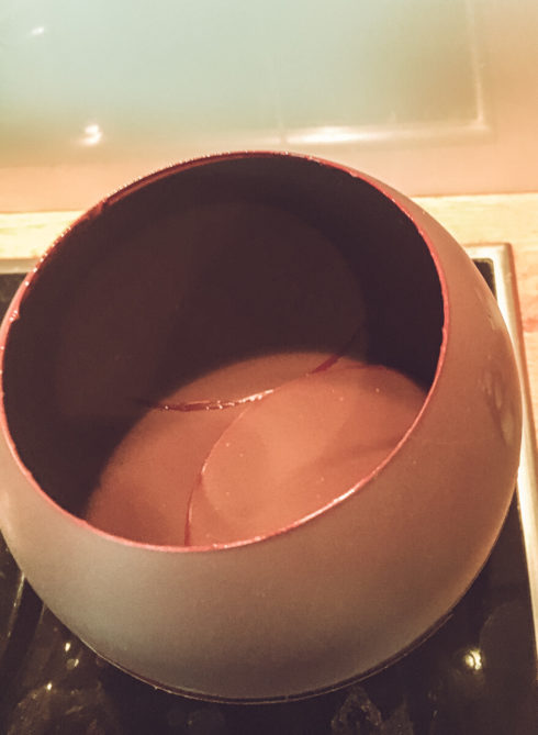 perfekt: die Kugel ist fertig um darin das Dessert zu verstecken