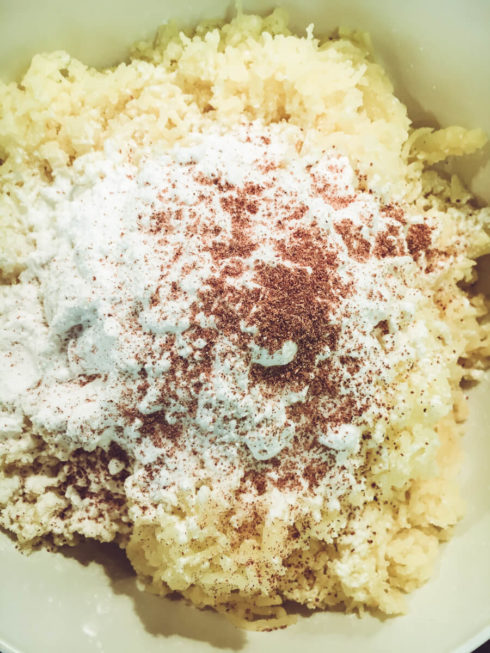 Kartoffelmasse und Stärke mit Muskatnuss