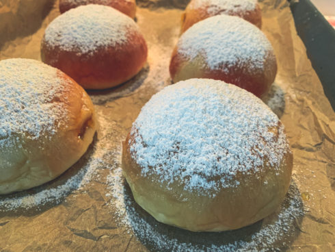 Berliner aus dem Ofen mit Puderzucker und Aprikosenmarmelade