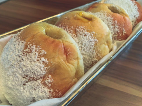 Berliner aus dem Ofen mit Puderzucker und Aprikosenmarmelade