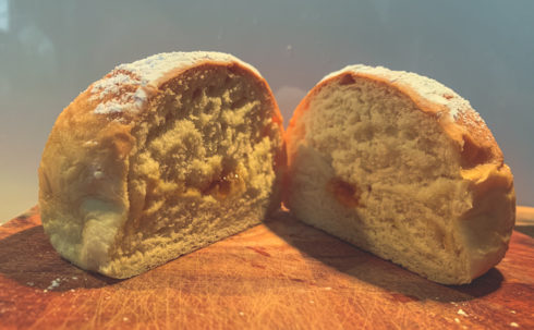 Berliner aus dem Ofen mit Puderzucker und Aprikosenmarmelade