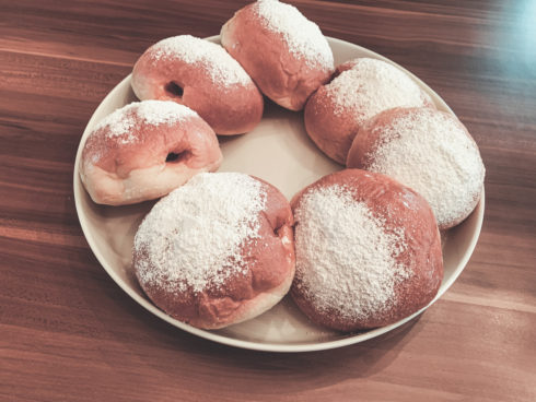 Berliner aus dem Ofen mit Puderzucker und Aprikosenmarmelade