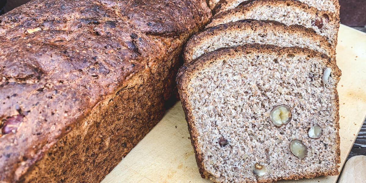 Nussbrot mit ganzen Haselnüssen