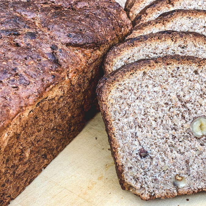 Nussbrot mit ganzen Haselnüssen
