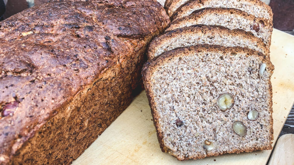 Nussbrot mit ganzen Haselnüssen Nussbrot mit ganzen Haselnüssen