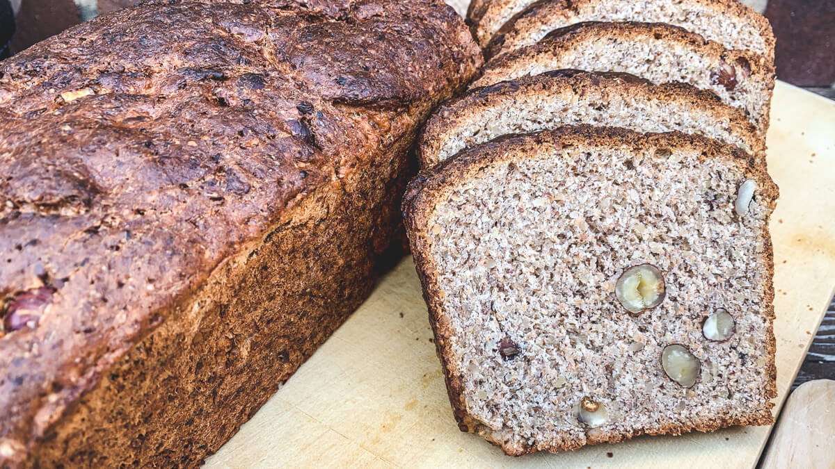 Nussbrot mit ganzen Haselnüssen