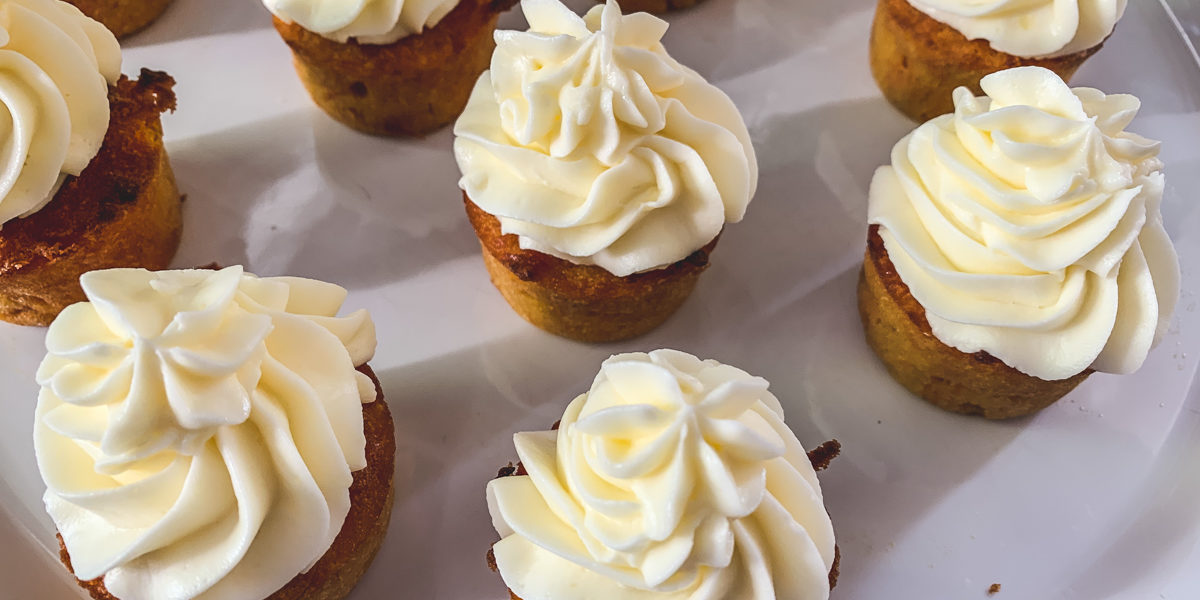 Svenska Morotskaka: schwedischer Karottenkuchen mit Zitronen-Topping Svenska Morotskaka: schwedischer Karottenkuchen mit Zitronen-Topping