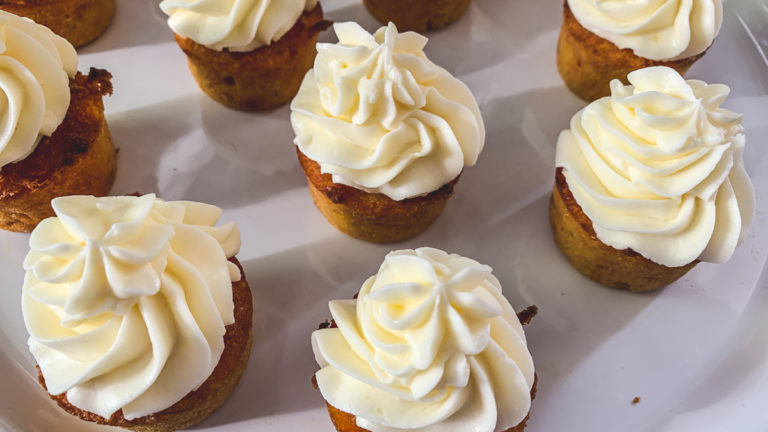 Svenska Morotskaka: schwedischer Karottenkuchen mit Zitronen-Topping