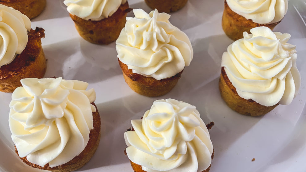 Svenska Morotskaka: schwedischer Karottenkuchen mit Zitronen-Topping Svenska Morotskaka: schwedischer Karottenkuchen mit Zitronen-Topping