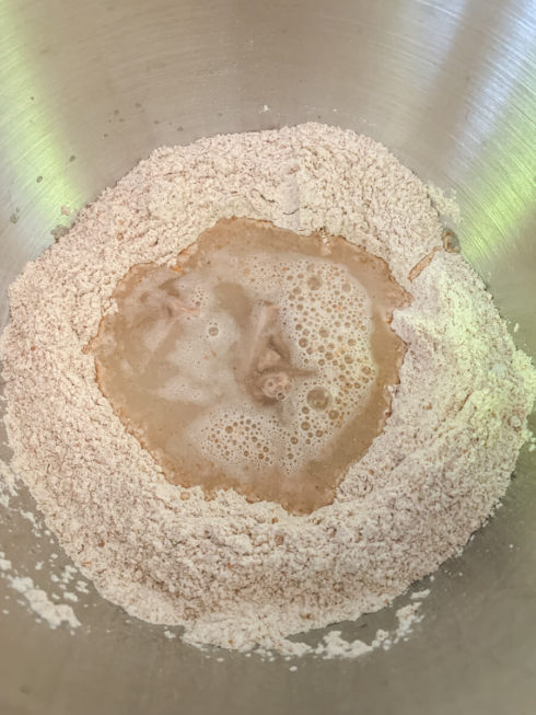 Nussbrot mit ganzen Haselnüssen