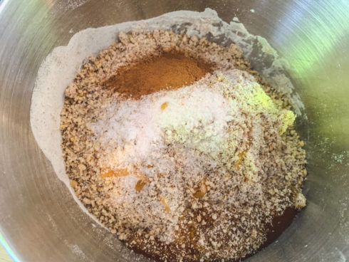 Nussbrot mit ganzen Haselnüssen