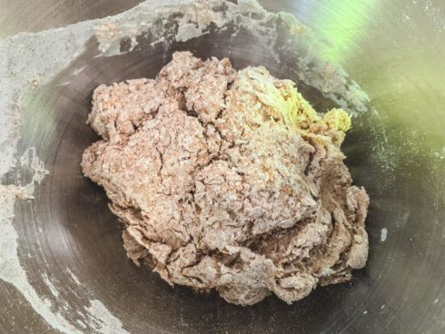 Nussbrot mit ganzen Haselnüssen