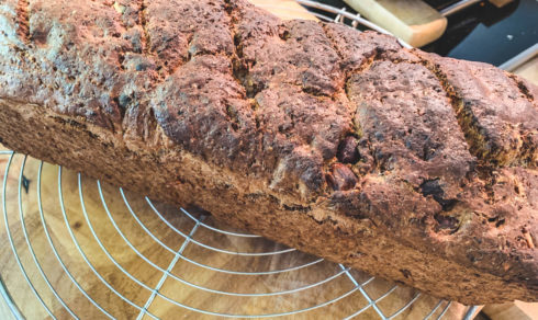 Nussbrot mit ganzen Haselnüssen