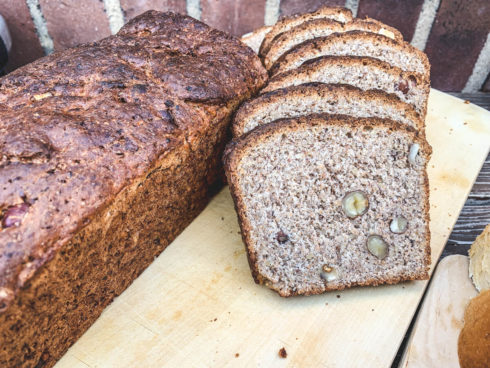 Nussbrot mit ganzen Haselnüssen