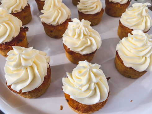 Svenska Morotskaka: schwedischer Karottenkuchen mit Zitronen-Topping