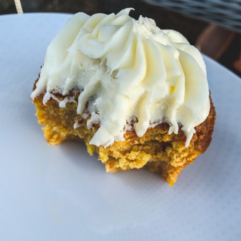 Svenska Morotskaka: schwedischer Karottenkuchen mit Zitronen-Topping