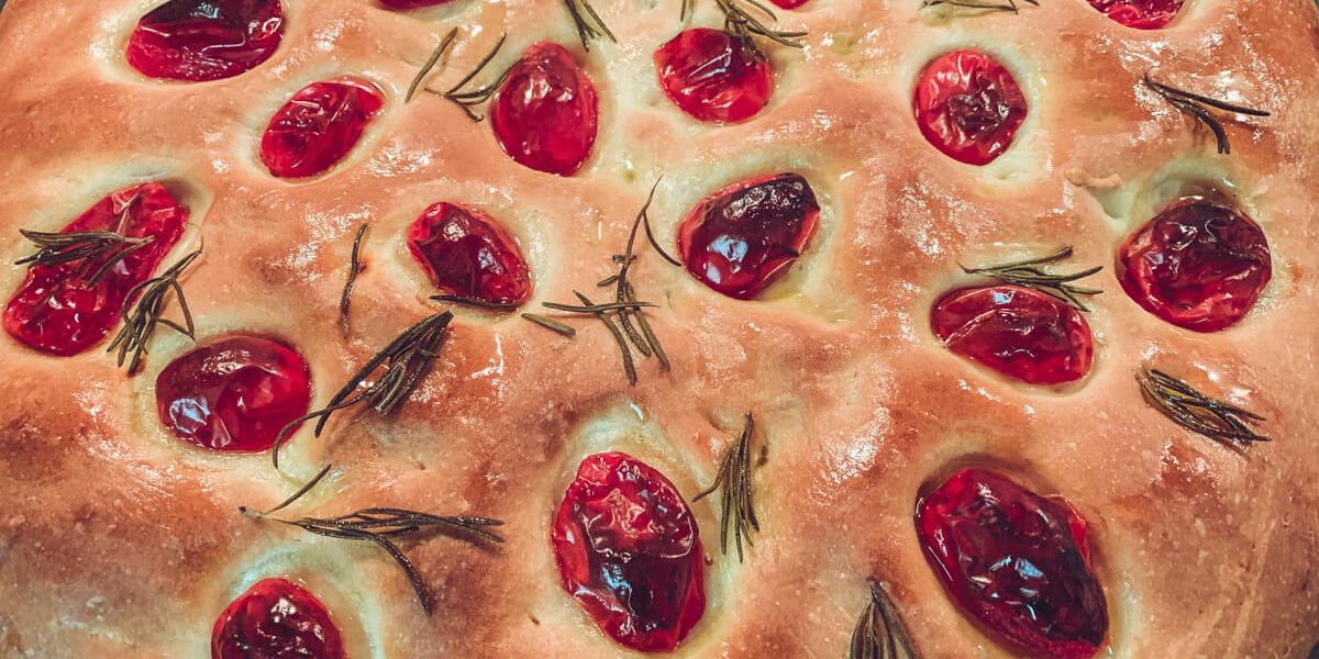 Focaccia mit Tomaten und Rosmarin backen • leckersein ° Foodblog vom ...