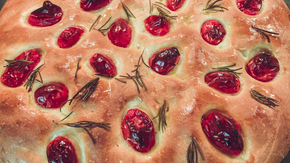 leckersein_Focaccia-mit-Tomate-und-Rosmarin-000