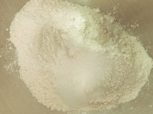 Mehl und Salz mischen