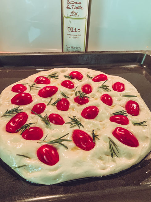 Focaccia mit Tomaten, Romarin und Öl belegen