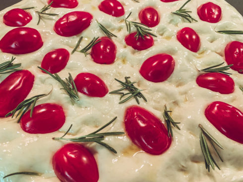 Focaccia mit Tomaten, Romarin und Öl belegen