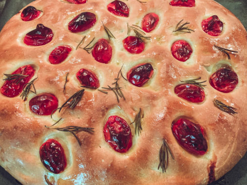 leckere Focaccia mit Tomaten und Romarin