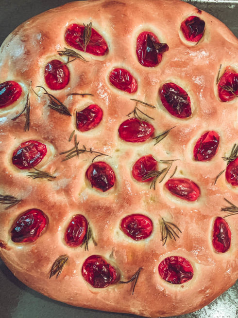 leckere Focaccia mit Tomaten und Romarin