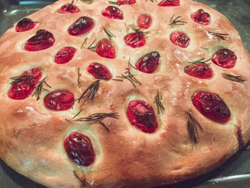 leckere Focaccia mit Tomaten und Romarin
