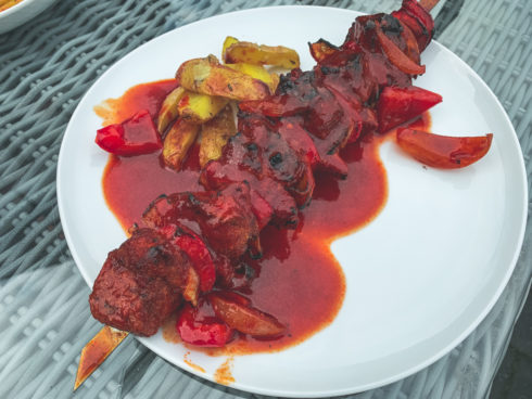 Schaschlik vom Grill mit Rosmarin-Kartoffeln aus dem Ofen