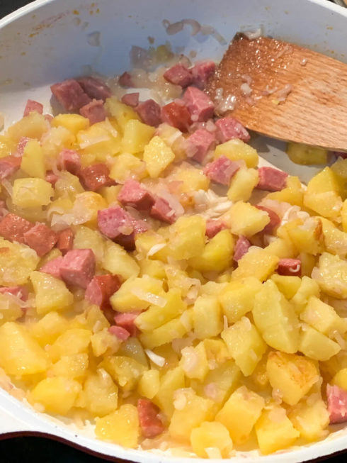 Bauern-Omelette mit Katroffeln und Mettwurst